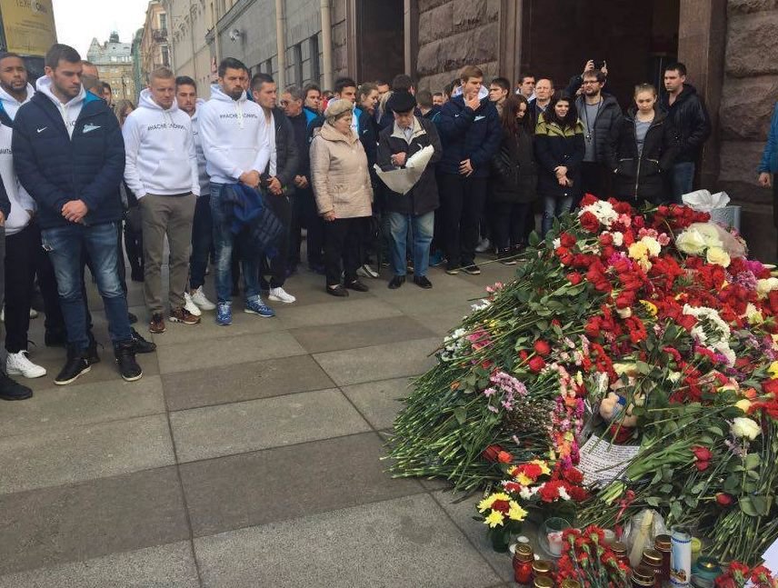 Η Ζενίτ τίμησε τους νεκρούς του μακελειού στην Αγία Πετρούπολη – Η ομάδα επιβιβάστηκε στο μετρό [εικόνες] | iefimerida.gr 3