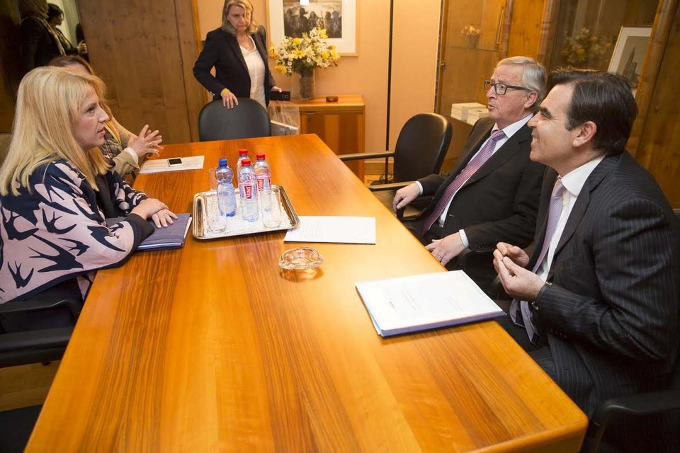 Συνάντηση Ρένας Δούρου-Ζαν Κλοντ Γιούνκερ στο Στρασβούργο για το προσφυγικό [βίντεο] | iefimerida.gr 1