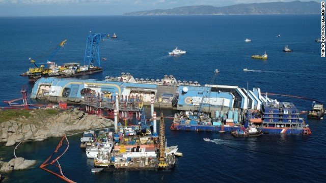 Tο Costa Concordia είναι και πάλι «όρθιο»-Από τα ξημερώματα δεσπόζει στην είσοδο του λιμανιού του νησιού Τζίλιο [βίντεο + εικονες] | iefimerida.gr 0