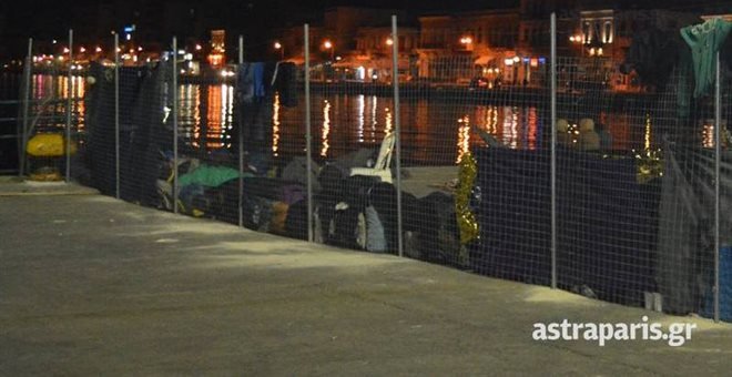 Απίστευτο: Χώρισαν με συρματοπλέγματα το λιμάνι της Χίου λόγω των προσφύγων [εικόνες & βίντεο] | iefimerida.gr 1