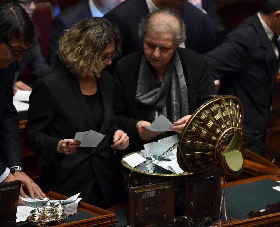 Η συγκλονιστική ζωή του νέου προέδρου της Ιταλίας: Ο δολοφονημένος αδελφός από την Κόζα Νόστρα και η κόντρα με τον Μπερλουσκόνι [εικόνες] | iefimerida.gr 1