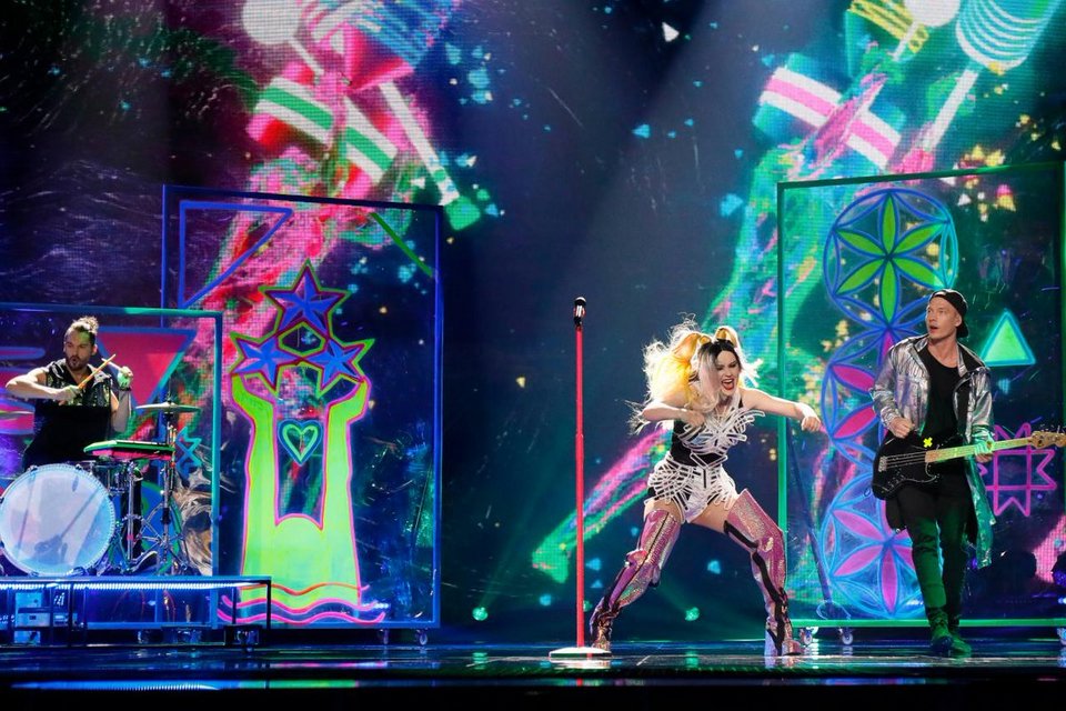 Λετονία: Πολύχρωμη τύπου «skeleton» επί σκηνής Eurovision [εικόνα & βίντεο] | iefimerida.gr 0
