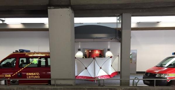 Στα αεροδρόμια Βαρκελώνης & Ντίσελντορφ οι συγγενείς των θυμάτων του Airbus που έπεσε στη Γαλλία  [εικόνες] | iefimerida.gr 0