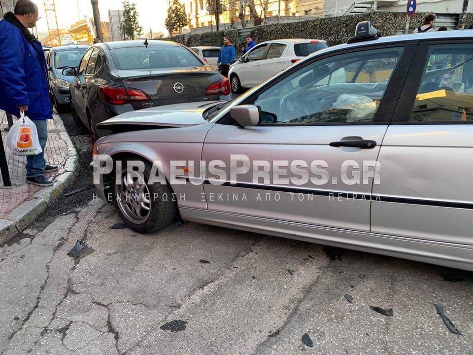 Συναγερμός στον Πειραιά: Αλλοδαπός έκλεψε αυτοκίνητο και τράκαρε 10 σταθμευμένα οχήματα! [εικόνες] | iefimerida.gr 0