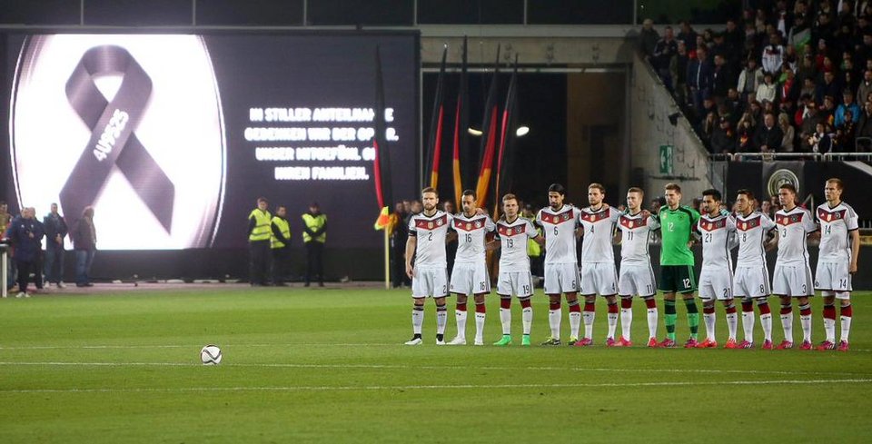 Ενός λεπτού σιγή πριν το Γερμανία – Αυστραλία για τα θύματα του Airbus της Germanwings [εικόνες] | iefimerida.gr 0