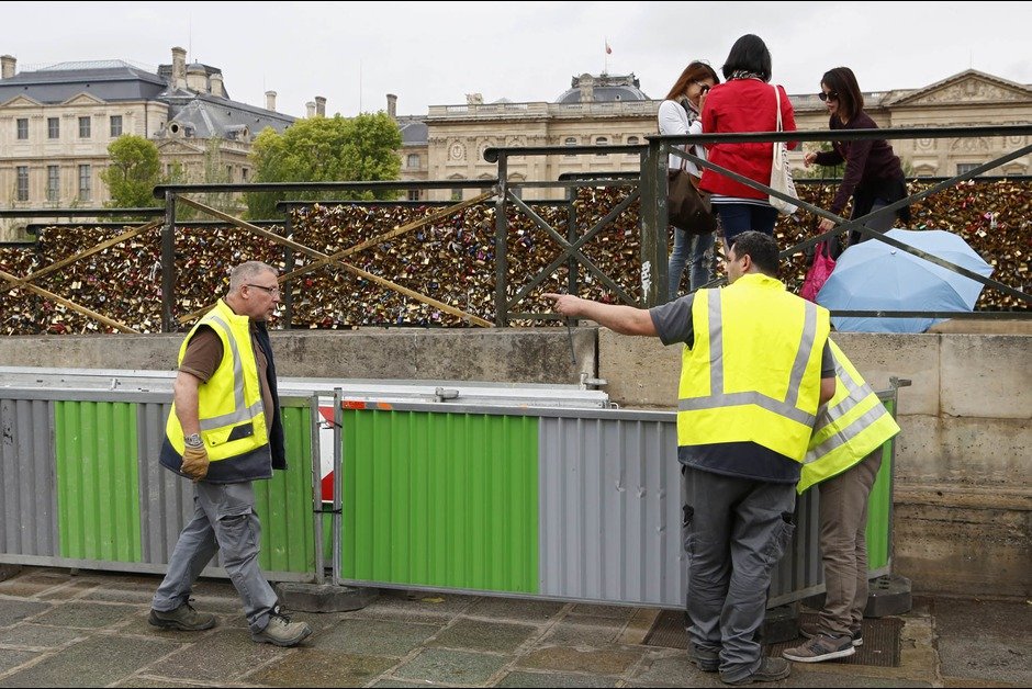 Oριστικά τέλος στις «κλειδαριές του έρωτα» -Το Παρίσι χάνει ένα σύμβολο [εικόνες] | iefimerida.gr 0