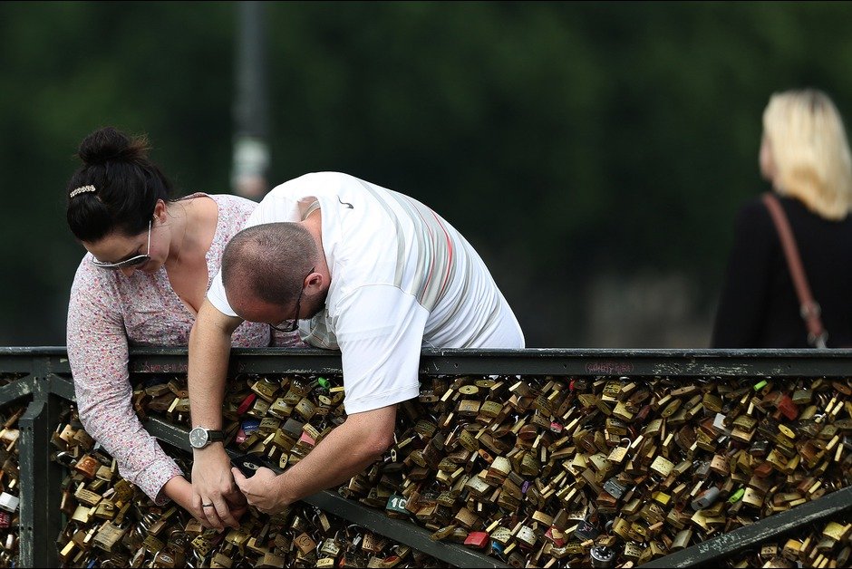 Oριστικά τέλος στις «κλειδαριές του έρωτα» -Το Παρίσι χάνει ένα σύμβολο [εικόνες] | iefimerida.gr 2
