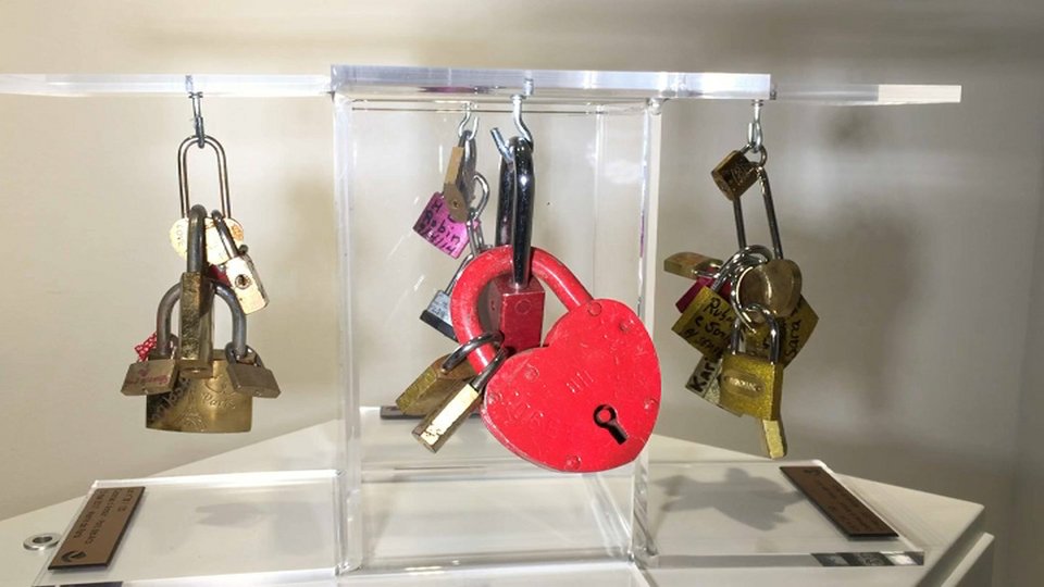 Παρίσι: Οι κλειδαριές του έρωτα θα πωληθούν σε δημοπρασία -Τιμές-έκπληξη [εικόνες] | iefimerida.gr 3