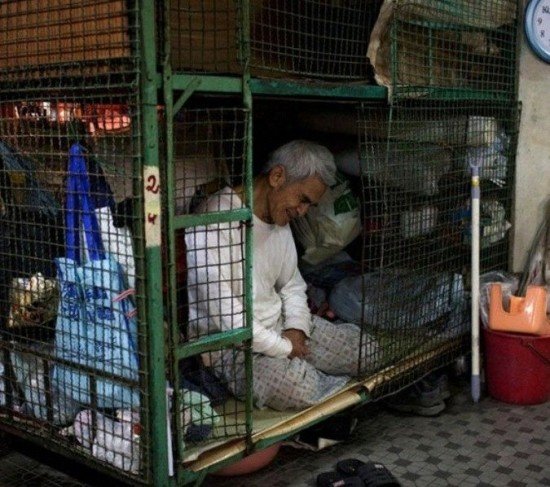  Ανθρωποι ζουν μέσα σε μεταλλικά κλουβιά στο Χονγκ-Κονγκ [εικόνες, βίντεο] | iefimerida.gr 0