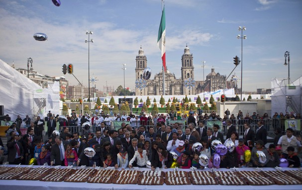 Καταβρόχθισαν κέικ μήκους δύο χιλιομέτρων σε μισή ώρα [εικόνες] | iefimerida.gr 0