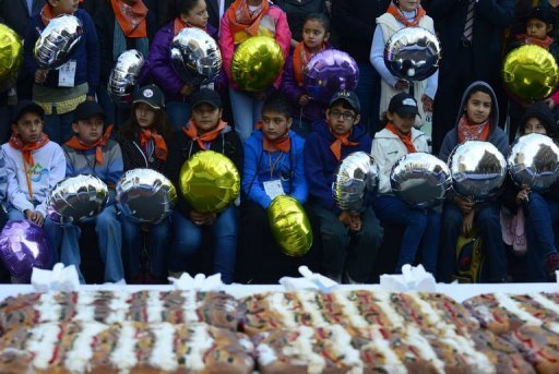 Καταβρόχθισαν κέικ μήκους δύο χιλιομέτρων σε μισή ώρα [εικόνες] | iefimerida.gr 1