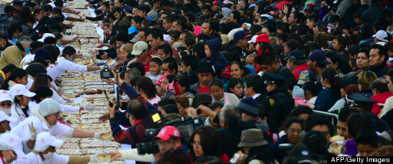 Καταβρόχθισαν κέικ μήκους δύο χιλιομέτρων σε μισή ώρα [εικόνες] | iefimerida.gr 2