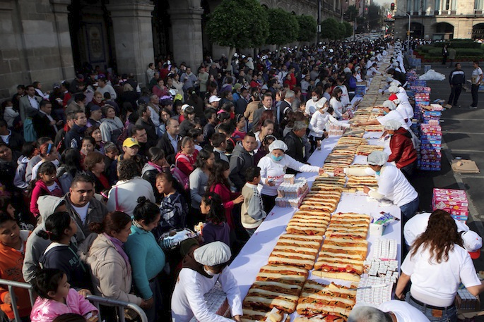 Καταβρόχθισαν κέικ μήκους δύο χιλιομέτρων σε μισή ώρα [εικόνες] | iefimerida.gr 3