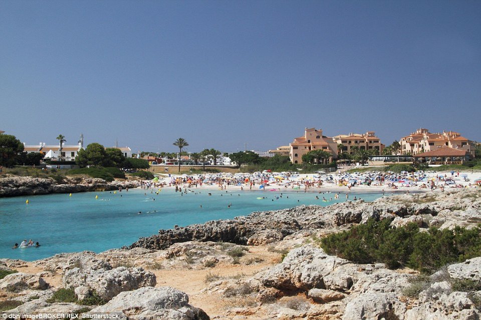 Η Daily Mail παραληρεί για τρεις ελληνικές παραλίες: Εγκρεμνοί, Ναυάγιο, Ελαφονήσι στις καλύτερες της Μεσογείου [εικόνες] | iefimerida.gr 1