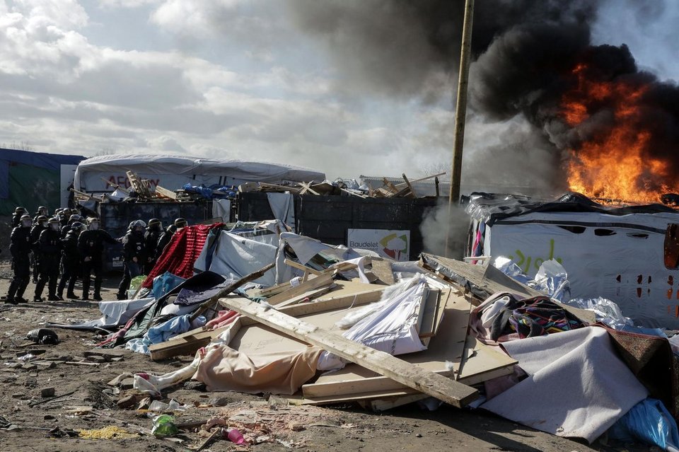Δεύτερη μέρα στη «Ζούγκλα» του Καλαί -Μετά την εκκένωση ήρθε η κατεδάφιση [εικόνες] | iefimerida.gr 2