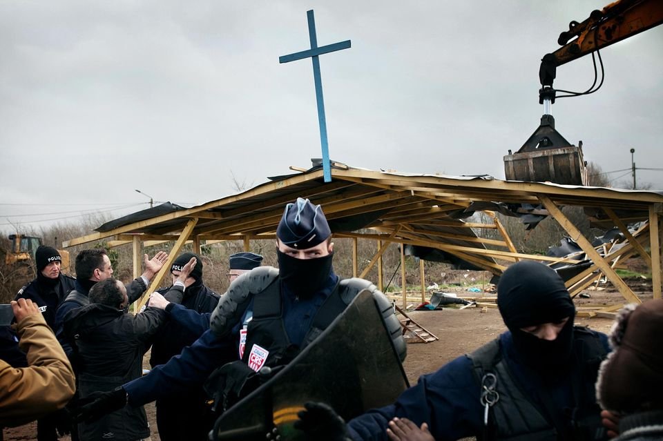 Δεύτερη μέρα στη «Ζούγκλα» του Καλαί -Μετά την εκκένωση ήρθε η κατεδάφιση [εικόνες] | iefimerida.gr 0