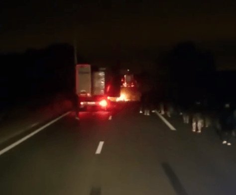 Τραγωδία στο Καλαί -Οδηγός πέφτει πάνω σε κορμούς που είχαν βάλει πρόσφυγες στο δρόμο [εικόνες]  | iefimerida.gr 1