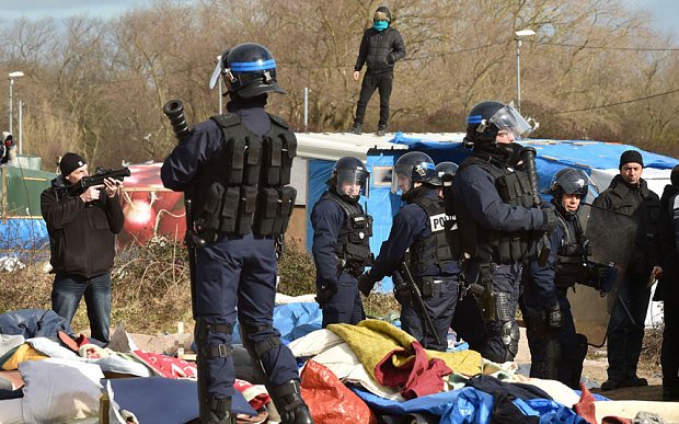 Οργή στη «Ζούγκλα» του Καλαί -Εκκενώνουν μέρος του καταυλισμού, πρόσφυγες έβαλαν φωτιά στις σκηνές [εικόνες] | iefimerida.gr 2