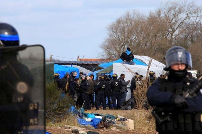 Οργή στη «Ζούγκλα» του Καλαί -Εκκενώνουν μέρος του καταυλισμού, πρόσφυγες έβαλαν φωτιά στις σκηνές [εικόνες] | iefimerida.gr 3