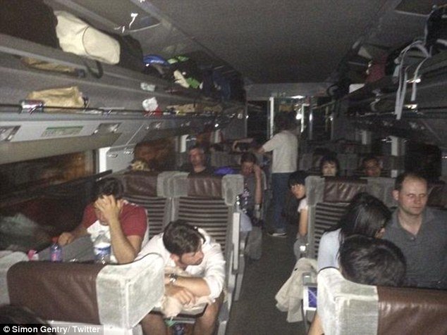 Γαλλία: Ταλαιπωρία για τους επιβάτες της Eurostar -Οι Αρχές αναζητούσαν μετανάστες στις σιδηροτροχιές | iefimerida.gr 0