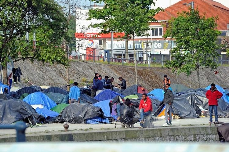 Η Γαλλία στο ρυθμό της Λεπέν: Επιχείρηση-σκούπα εναντίον Ρομά και μεταναστών από την κυβέρνηση | iefimerida.gr 0