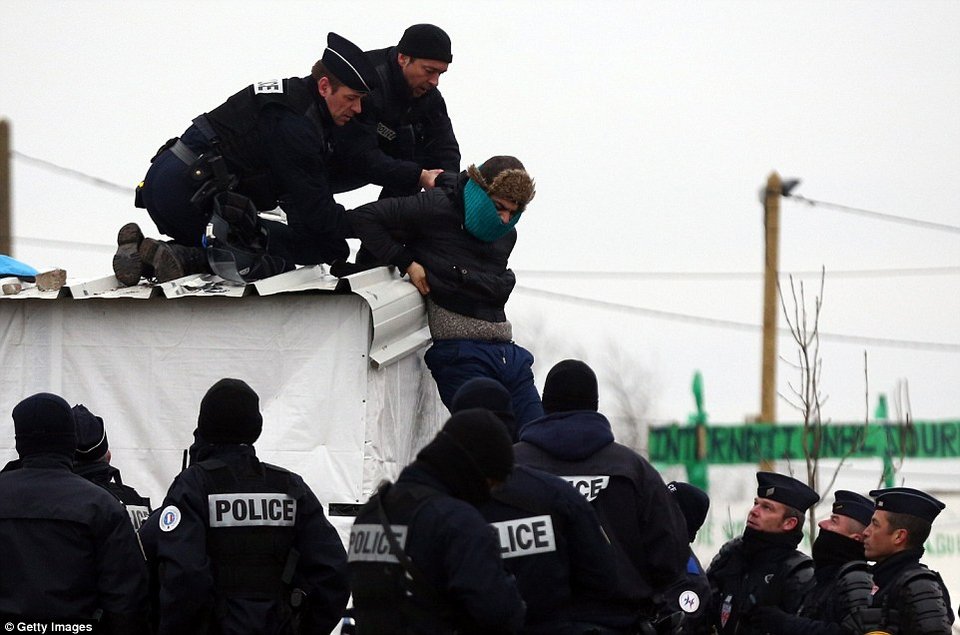Επεισόδια στο Calais – Γυναίκα πρόσφυγας έκοψε τις φλέβες της [εικόνες] | iefimerida.gr 3