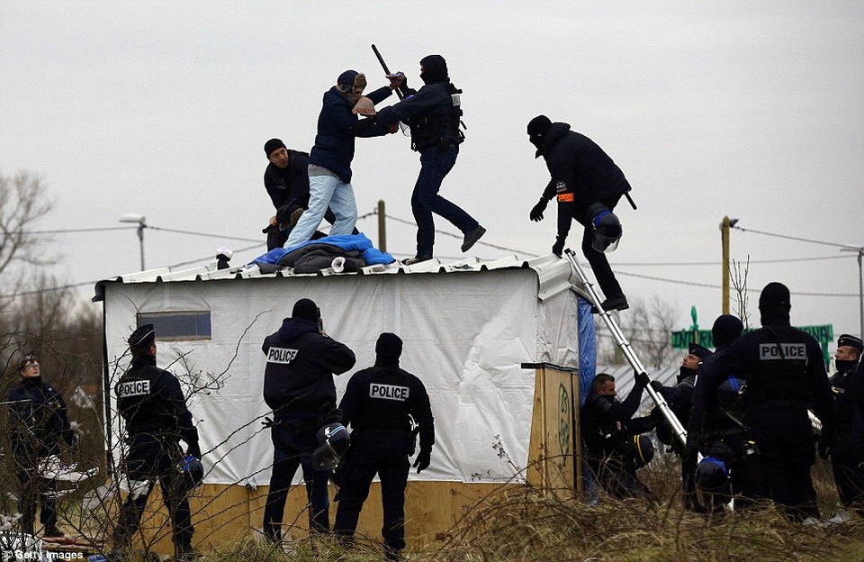 Επεισόδια στο Calais – Γυναίκα πρόσφυγας έκοψε τις φλέβες της [εικόνες] | iefimerida.gr 1