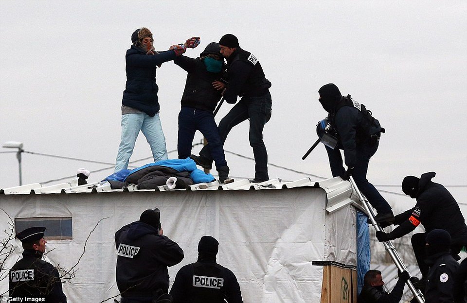 Επεισόδια στο Calais – Γυναίκα πρόσφυγας έκοψε τις φλέβες της [εικόνες] | iefimerida.gr 2