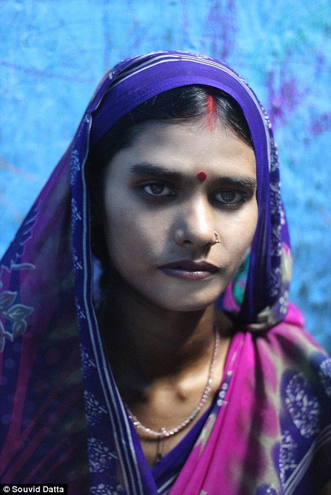 Η παραγκούπολη του αγοραίου έρωτα: Η περιβόητη «κόκκινη συνοικία» της Ινδίας όπου χιλιάδες κορίτσια εξωθούνται στην πορνεία [εικόνες] | iefimerida.gr 9