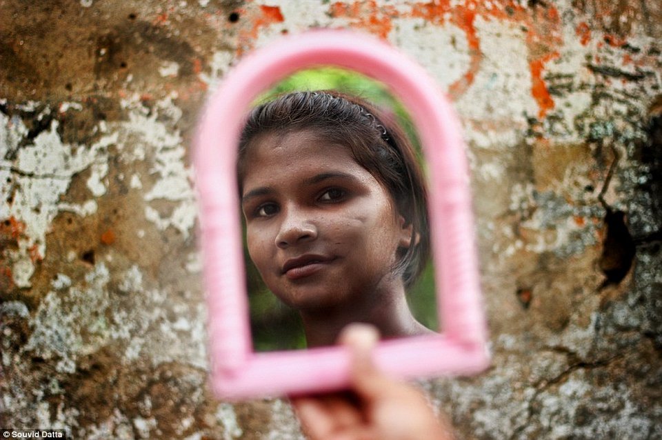 Η παραγκούπολη του αγοραίου έρωτα: Η περιβόητη «κόκκινη συνοικία» της Ινδίας όπου χιλιάδες κορίτσια εξωθούνται στην πορνεία [εικόνες] | iefimerida.gr 2