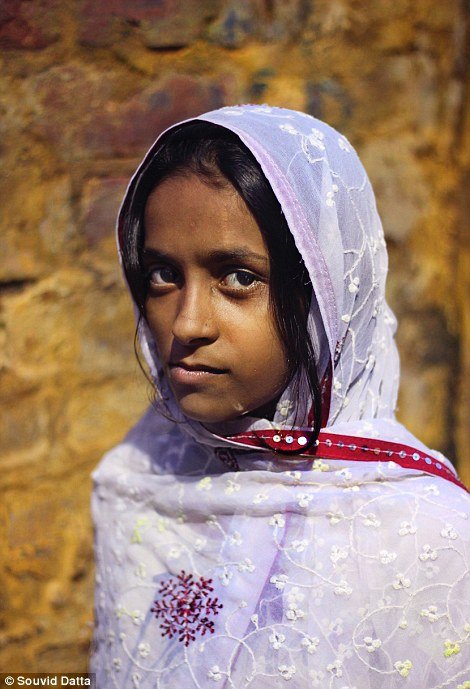 Η παραγκούπολη του αγοραίου έρωτα: Η περιβόητη «κόκκινη συνοικία» της Ινδίας όπου χιλιάδες κορίτσια εξωθούνται στην πορνεία [εικόνες] | iefimerida.gr 3