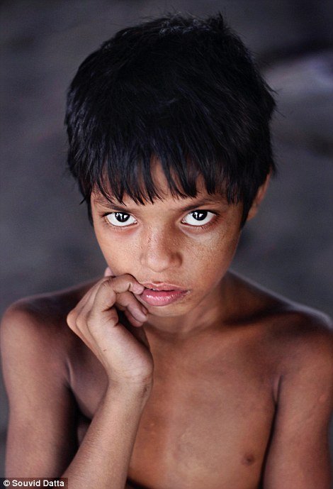 Η παραγκούπολη του αγοραίου έρωτα: Η περιβόητη «κόκκινη συνοικία» της Ινδίας όπου χιλιάδες κορίτσια εξωθούνται στην πορνεία [εικόνες] | iefimerida.gr 4