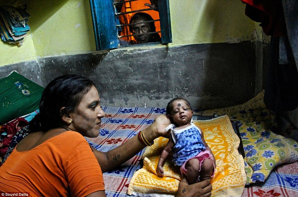 Η παραγκούπολη του αγοραίου έρωτα: Η περιβόητη «κόκκινη συνοικία» της Ινδίας όπου χιλιάδες κορίτσια εξωθούνται στην πορνεία [εικόνες] | iefimerida.gr 5