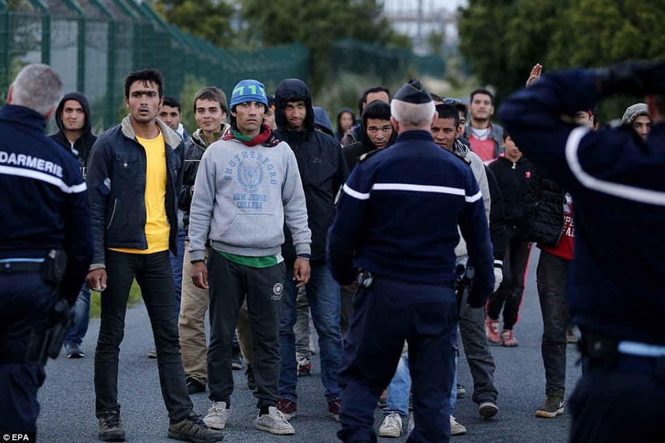 Σοβαρά επεισόδια με μετανάστες στη Β.Γαλλία - Περισσότεροι από 4.000 επιχείρησαν να περάσουν τα σύνορα [εικόνες] | iefimerida.gr 9