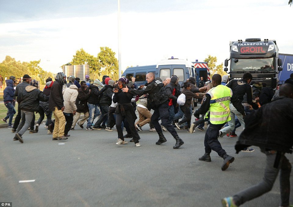 Σοβαρά επεισόδια με μετανάστες στη Β.Γαλλία - Περισσότεροι από 4.000 επιχείρησαν να περάσουν τα σύνορα [εικόνες] | iefimerida.gr 3