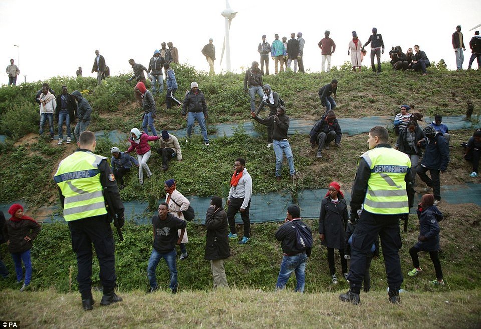 Σοβαρά επεισόδια με μετανάστες στη Β.Γαλλία - Περισσότεροι από 4.000 επιχείρησαν να περάσουν τα σύνορα [εικόνες] | iefimerida.gr 8
