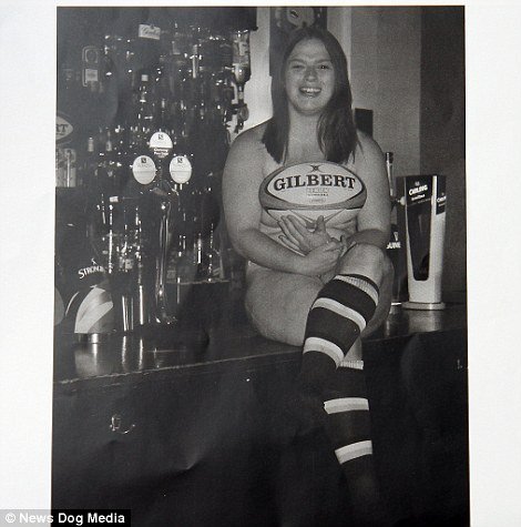 Το πιο κακόγουστο γυμνό ημερολόγιο μακράν – Κορίτσια του ράγκμπι φωτογραφίζονται γυμνά προκαλώντας γέλιο [εικόνες]  | iefimerida.gr 1