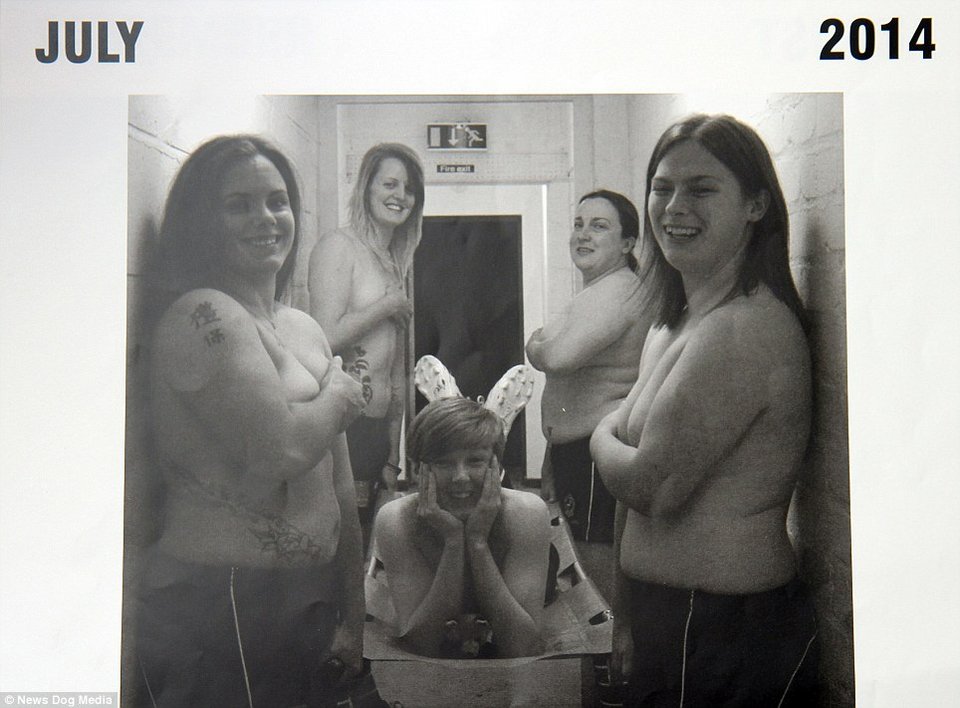 Το πιο κακόγουστο γυμνό ημερολόγιο μακράν – Κορίτσια του ράγκμπι φωτογραφίζονται γυμνά προκαλώντας γέλιο [εικόνες]  | iefimerida.gr 4