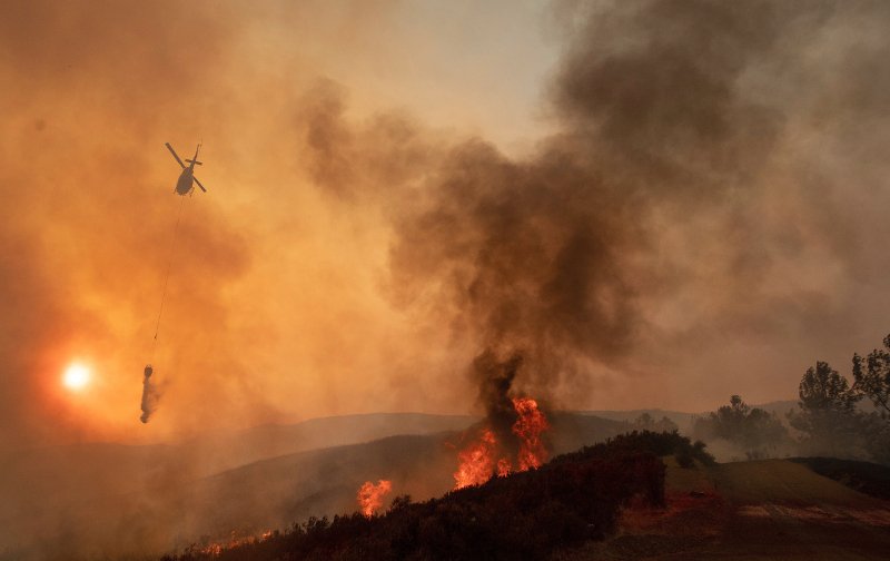 Στο έλεος της φωτιάς η Καλιφόρνια: Μαίνεται η μεγαλύτερη πυρκαγιά στην ιστορία της Πολιτείας | iefimerida.gr 0