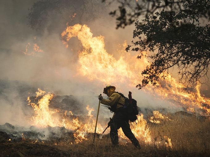 Σε κατάσταση εκτάκτου ανάγκης η Καλιφόρνια από την πύρινη λαίλαπα [εικόνες] | iefimerida.gr 1