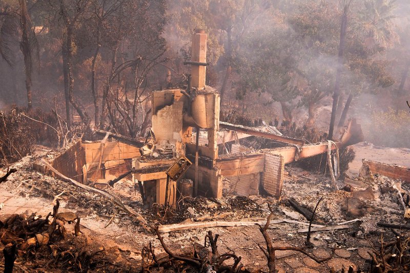 Στάχτες και αποκαϊδια έχουν αφήσει πίσω τους οι πυρκαγιές