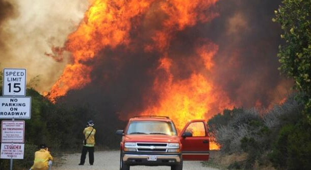 Συγκλονιστικές εικόνες από τον πύρινο εφιάλτη στην Καλιφόρνια -Ενας νεκρός, χιλιάδες άνθρωποι στον δρόμο [βίντεο] | iefimerida.gr 8