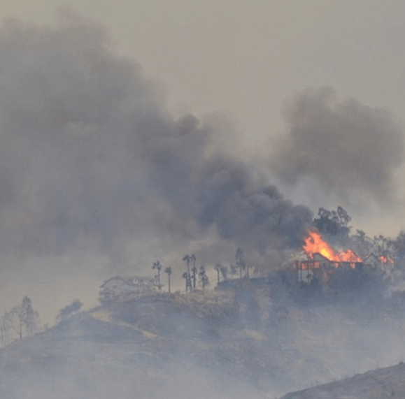 Συγκλονιστικές εικόνες από τον πύρινο εφιάλτη στην Καλιφόρνια -Ενας νεκρός, χιλιάδες άνθρωποι στον δρόμο [βίντεο] | iefimerida.gr 6