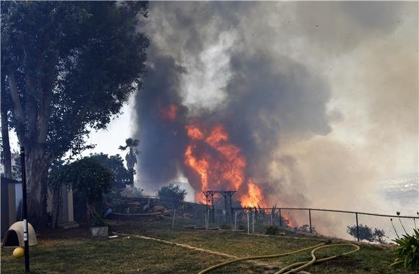 Συγκλονιστικές εικόνες από τον πύρινο εφιάλτη στην Καλιφόρνια -Ενας νεκρός, χιλιάδες άνθρωποι στον δρόμο [βίντεο] | iefimerida.gr 2