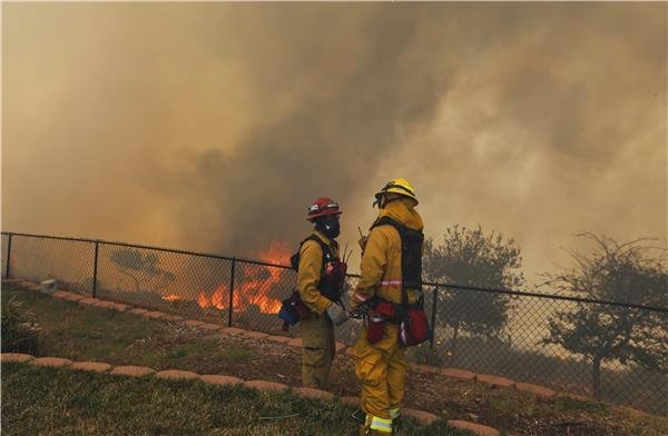 Συγκλονιστικές εικόνες από τον πύρινο εφιάλτη στην Καλιφόρνια -Ενας νεκρός, χιλιάδες άνθρωποι στον δρόμο [βίντεο] | iefimerida.gr 3