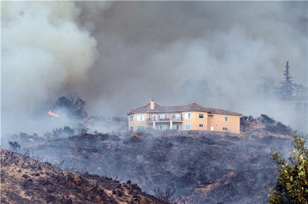 Συγκλονιστικές εικόνες από τον πύρινο εφιάλτη στην Καλιφόρνια -Ενας νεκρός, χιλιάδες άνθρωποι στον δρόμο [βίντεο] | iefimerida.gr 5