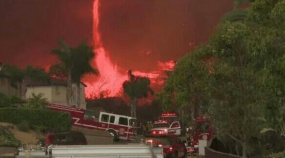 Συγκλονιστικές εικόνες από τον πύρινο εφιάλτη στην Καλιφόρνια -Ενας νεκρός, χιλιάδες άνθρωποι στον δρόμο [βίντεο] | iefimerida.gr 7