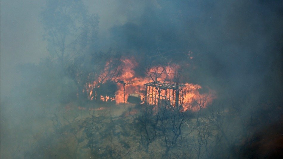 Συγκλονιστικές εικόνες από τον πύρινο εφιάλτη στην Καλιφόρνια -Ενας νεκρός, χιλιάδες άνθρωποι στον δρόμο [βίντεο] | iefimerida.gr 0