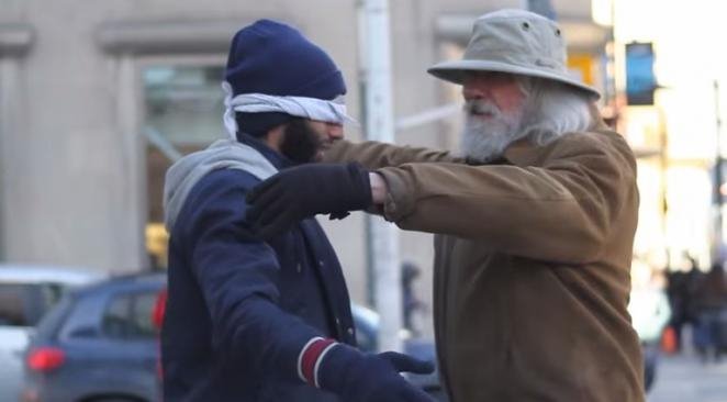 «Είμαι μουσουλμάνος, αγκαλιάστε με» -Το σπαρακτικό πείραμα στην καρδιά του Παρισιού [βίντεο] | iefimerida.gr 2