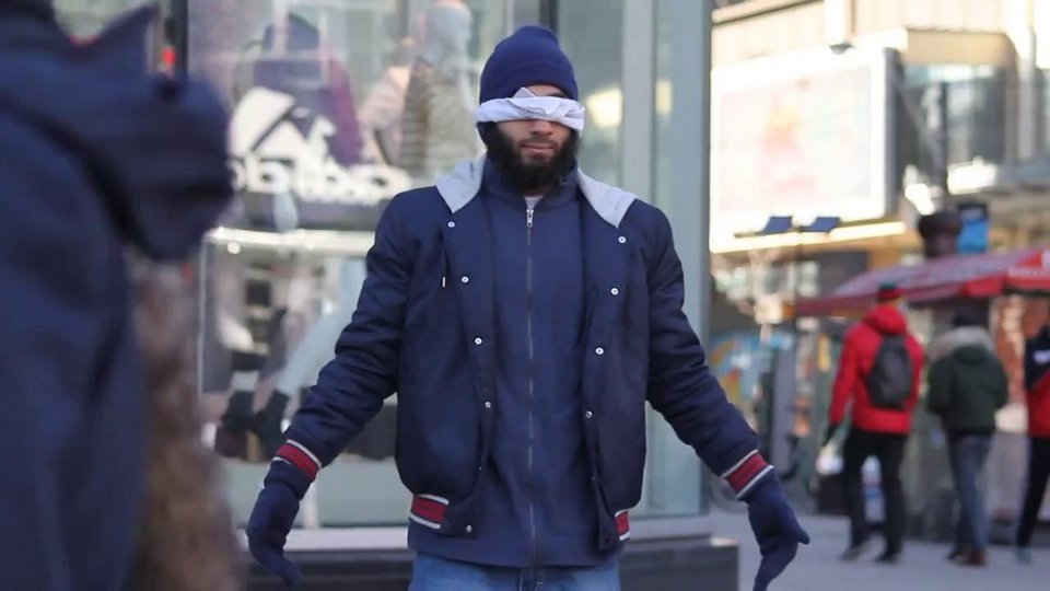 «Είμαι μουσουλμάνος, αγκαλιάστε με» -Το σπαρακτικό πείραμα στην καρδιά του Παρισιού [βίντεο] | iefimerida.gr 3